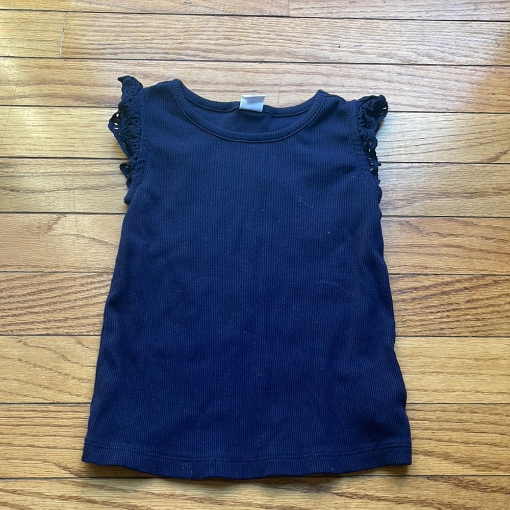 Good used condition Gap flutter sleeve T-shirt - Size 3T